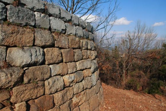 오랜 역사를 말해주는 성벽과 그위에 근래 복원된 동문쪽 성벽