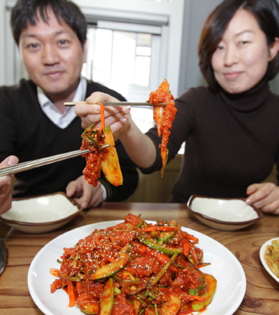 서산지역의 한 식당에서 손님들이 봄철 별미 ‘갱개미 회무침’을 맛있게 먹고 있다.