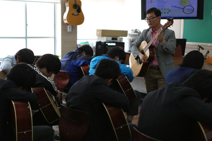 기타를 가르치고 있는 박한래 선생님