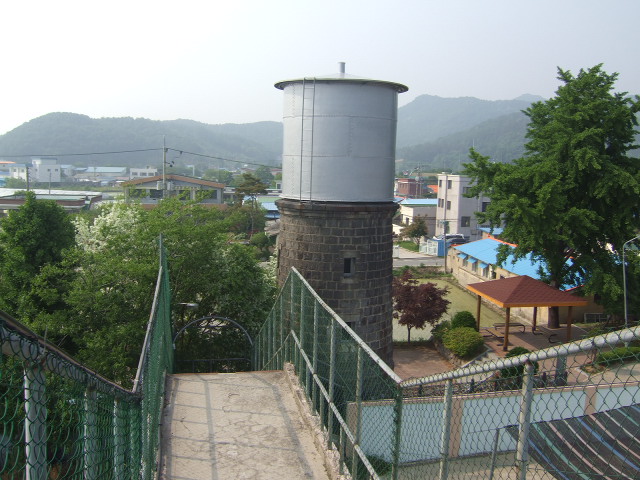 연산역 철로 위 육교에서 연산역 방향을 바라보며 촬영한 급수탑