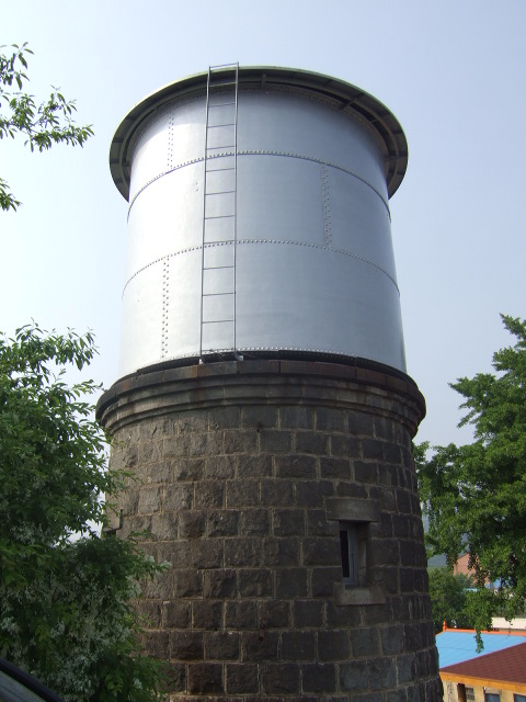 급수탑 위의 하얀 물탱크가 돋보이는 사진