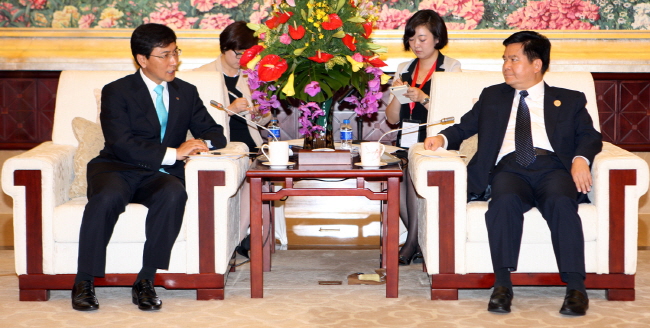 안희정 지사가 7일 중국 윈난성 쿤밍에서 리지헝 윈난성 성장과 우호교류협력 협정을 체결했다.