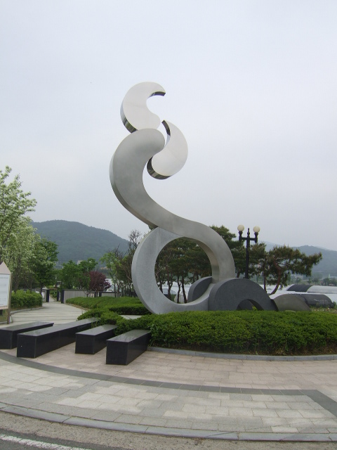 기념관 정면에 있는 횃불을 상징하는 조형물