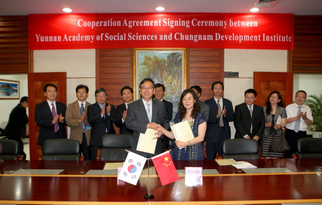  충남발전연구원(원장 박진도, 왼쪽)은 중국 운남성사회과학원(원장 런자, 오른쪽)과 지난 7일 학술교류와 공동연구를 위한 협약을 체결했다.