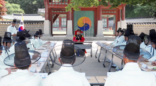 조선시대 의복입고 읍성(邑城)에서 회의하는 마을 이장님들