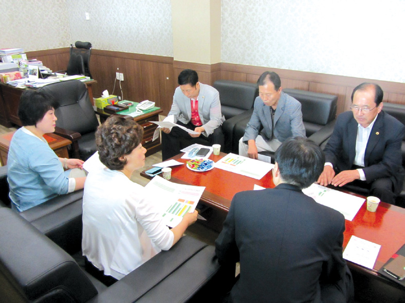 문화복지위원회 의원들이 지난 9일 ‘2013 충남청소년 인터넷치유학교’에 참가한 가운데 학교 관계자로부터 현황보고를 받고 있다.