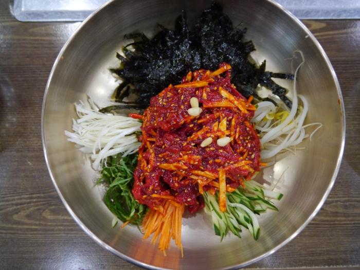 시장정육점식당의 메인 요리인 육회 비빔밥