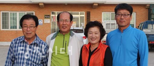 (왼쪽부터) 전근성 노인회장, 김영빈 이장, 오경숙 부녀회장, 이덕기 지도자