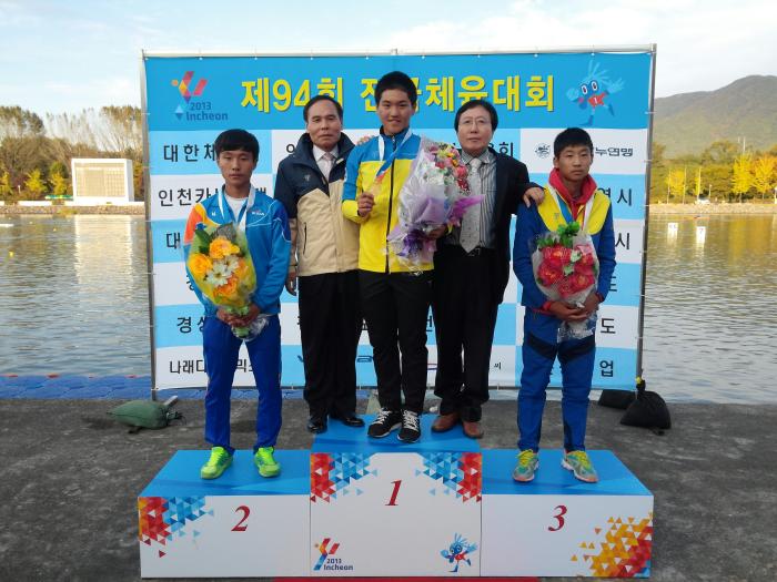 최지성 선수가 C1 1000m와 C1 200m에서 각각 금메달을 따냈다.    