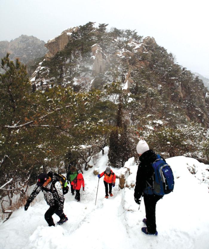 등산객들이 눈 덮인 용봉산을 찾아 겨울 산행을 즐기고 있다. 사진/홍성군 제공