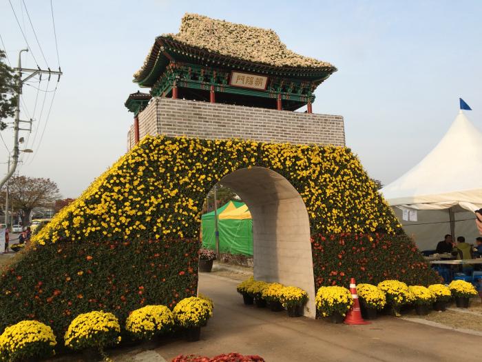 홍성군의 상징 홍주성의 동문으로 국화축제장 입구에 설치된 조양문