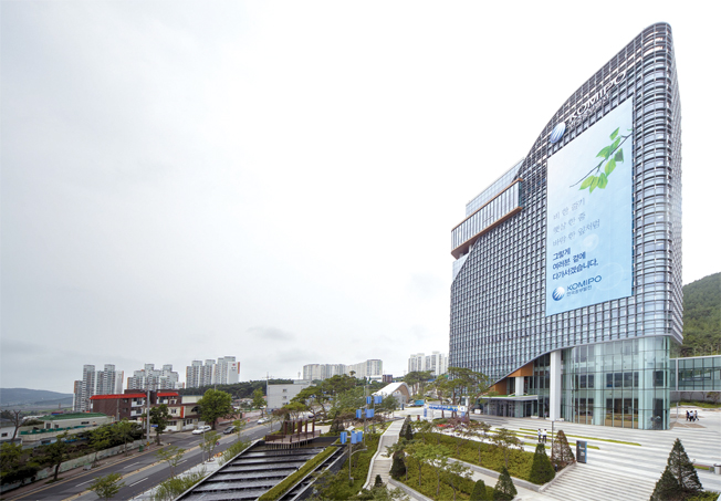 한국전력공사의 발전(發電) 분야 6개 자회사 가운데 하나인 한국중부발전(주) 보령 신사옥 전경. 지하 2층, 지상 12층 규모로 야외 조경과 어우러진 환경 친화적인 건물로서 보령시의 새로운 랜드마크(상징물)가 됐다. 사진/한국중부발전