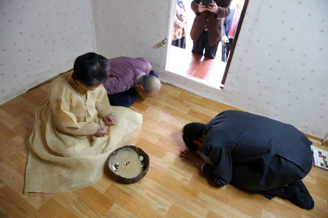 안희정 지사가 18일 청양 춘포짜기 보유자 백순기씨의 자택에서 큰절을 하고 있다.