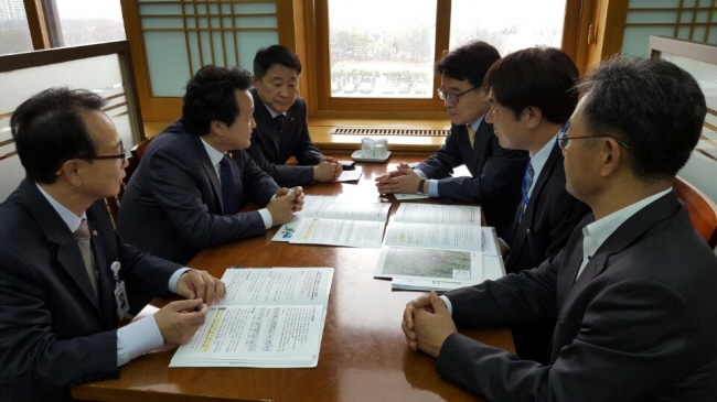 송석두 부지사가 안민석 예결위 간사(좌측 두번째)에게 도 현안 사업을 설명하고 있다