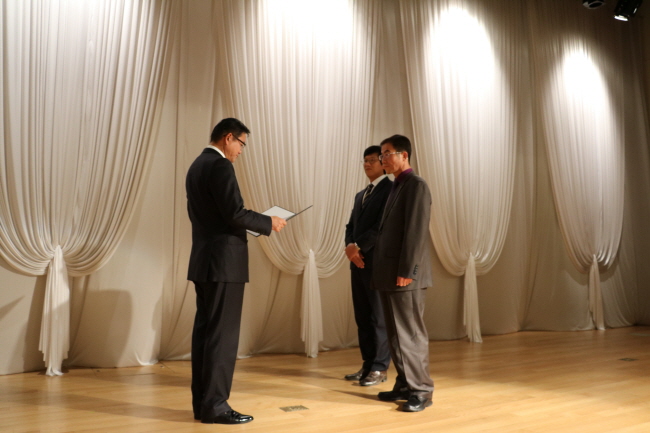 충남도의 재정정보 공개시스템이 1일 서울 중소기업 DMC타워에서 열린 2015년 전자정부대상 경진대회에서 최우수상에 선정돼 국무총리상을 수상했다.