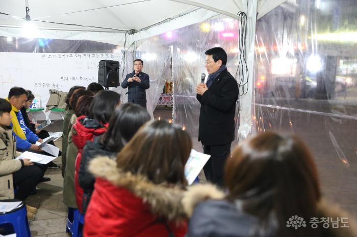 박영규 위원장님이 촛불집회에 참가한 시민들에게 그간의 경과를 설명해 주고 있다.